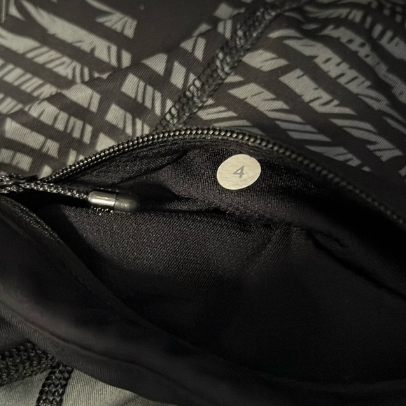 Lululemon black/gray feather stripe crop leggings – size 4 - Picture 6 of 7